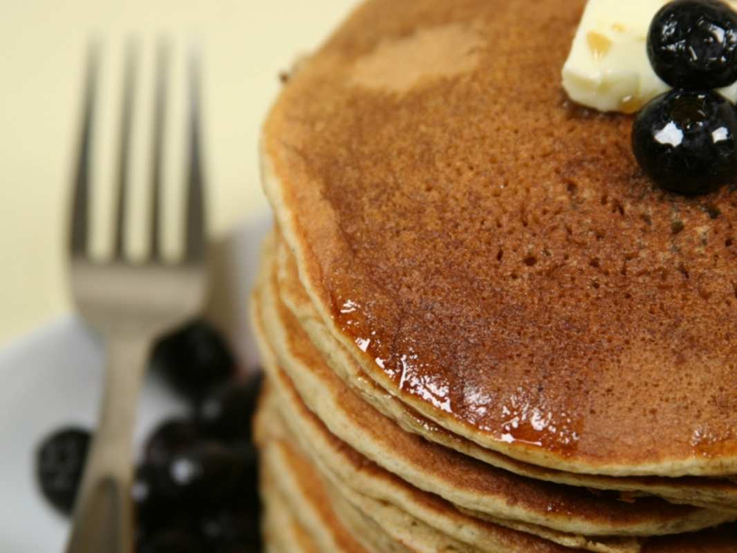 Открытка блины с ягодами и маслом  блины  С масленицей 