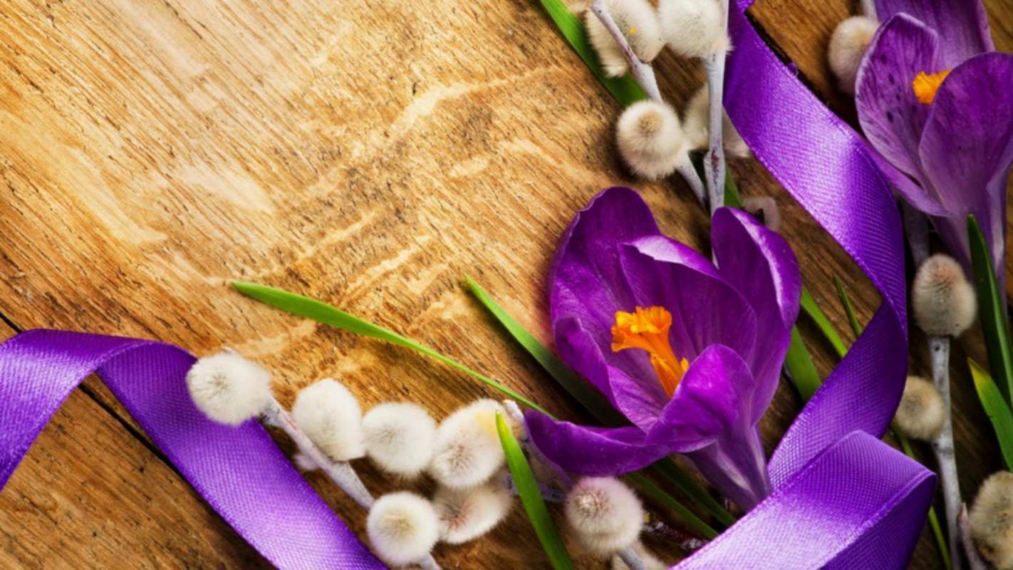 Открытка верба с цветами на столе  верба, стол, цветы  З вербною неділею 