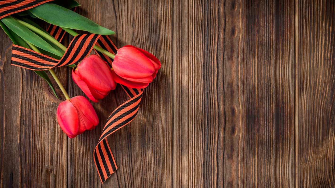 Открытка тюльпаны на столе  9 мая  З 9 травня 