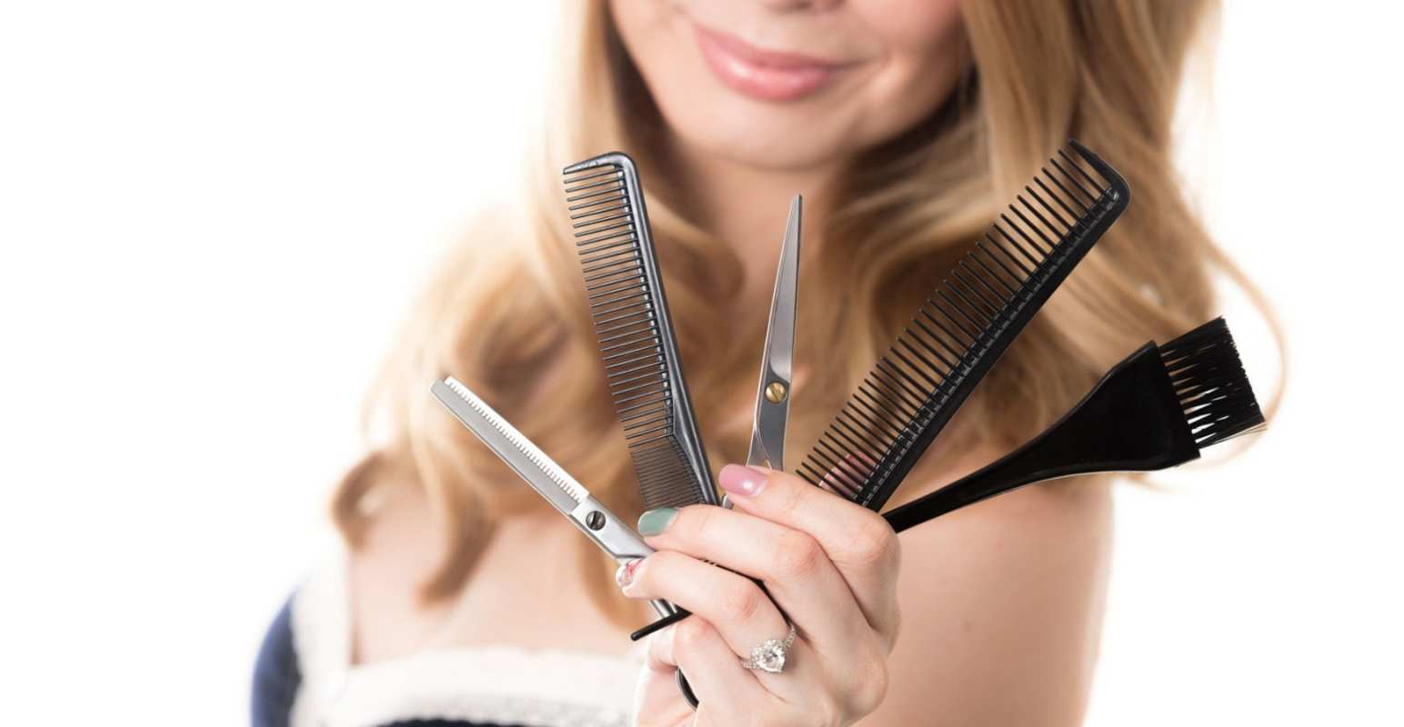 Открытка девушка парикмахер с расческой   с днем парикмахера расческа  З днем ​​перукаря 