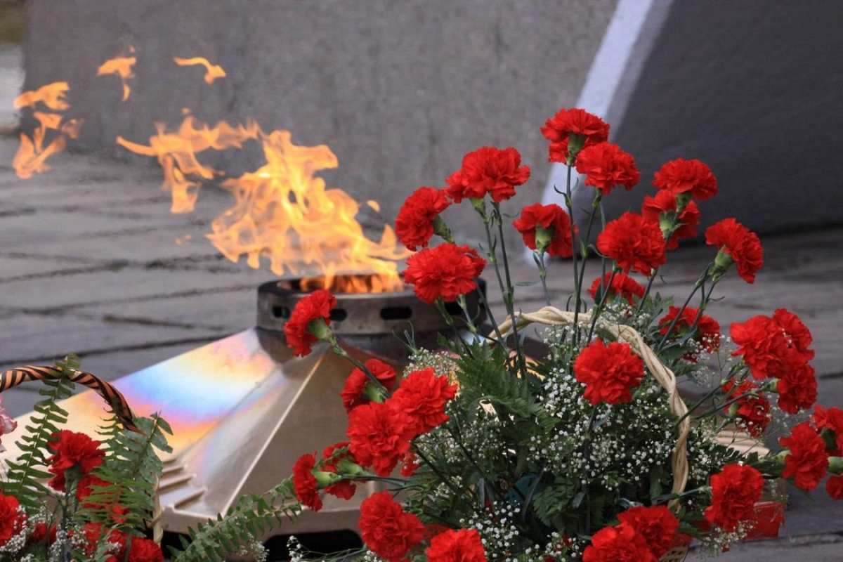 Открытка цветы у вечного огня  9 мая  З 9 травня 