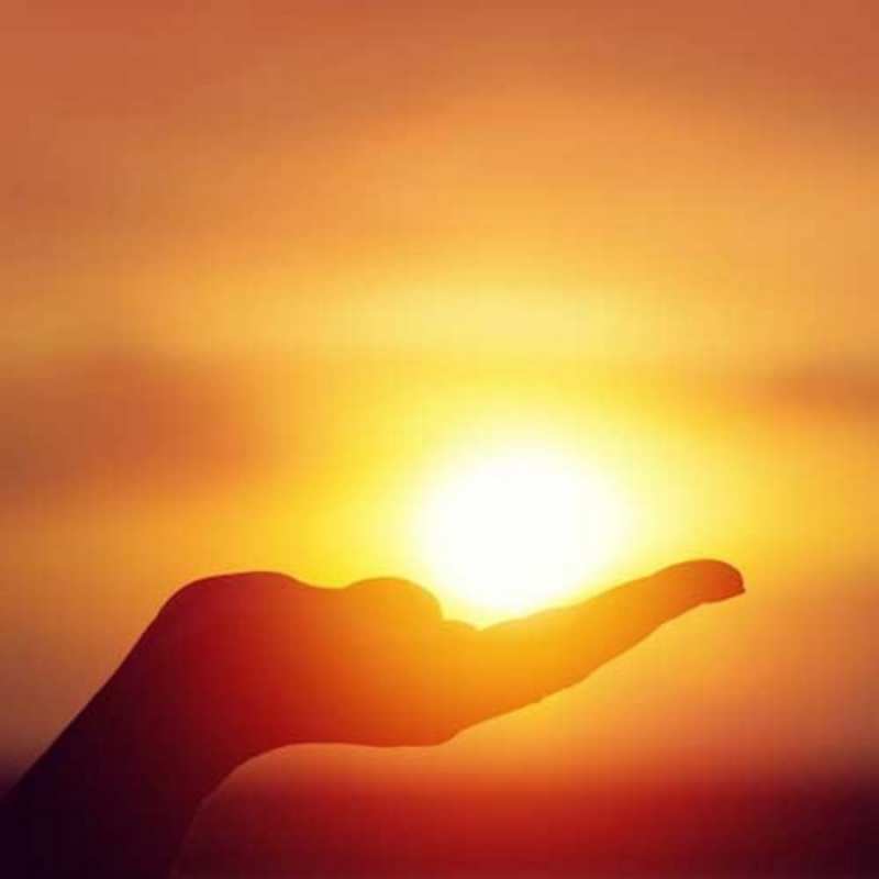 Открытка солнце в руке  ладошка и закат  Доброго ранку 