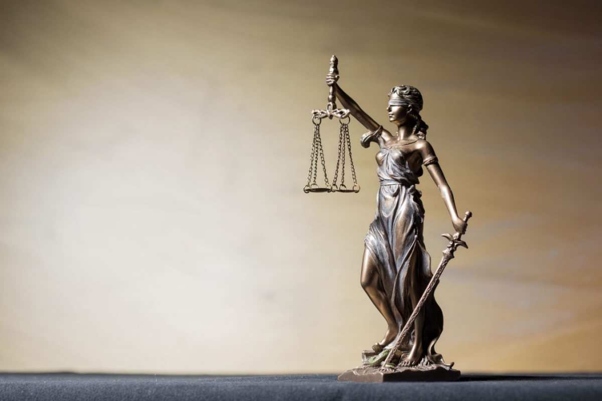 Открытка фигурка фемиды  с днем юриста  З днем ​​юриста 