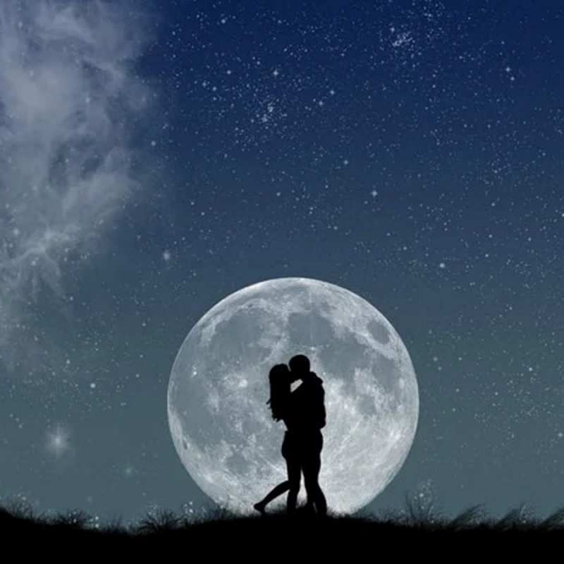 Открытка на фоне луны  сладкая парочка  Хочу обійняти тебе 