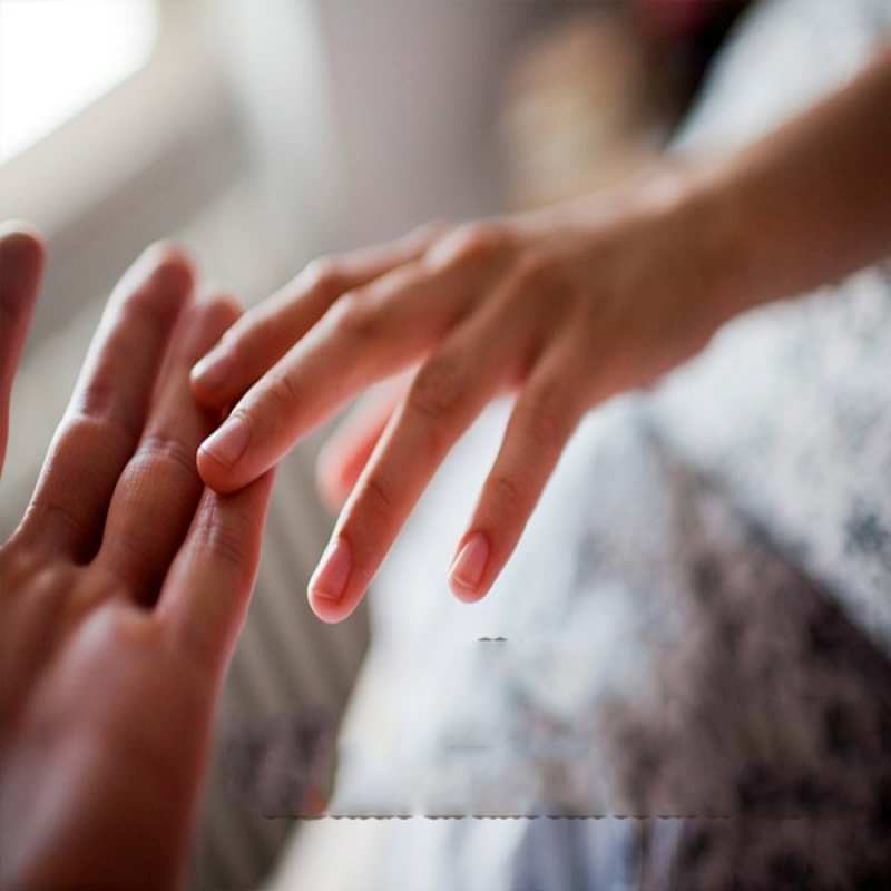 Открытка касание руки  прикосновение  Хочу обійняти тебе 