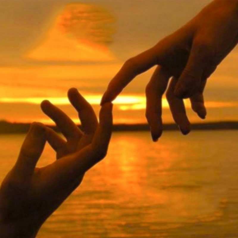 Открытка косание пальцем  прикосновение нежное к любимому  Хочу обійняти тебе 