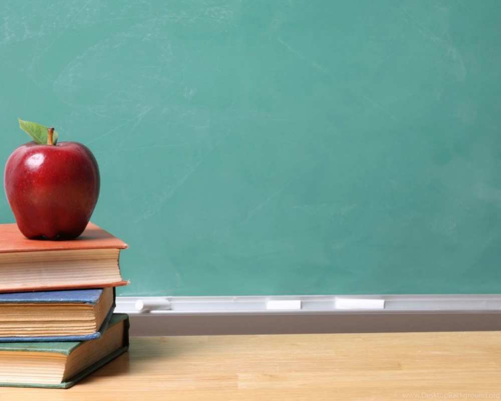 Открытка школьная доска и яблоко с книгой  мел доска яблоко книги  З Днем вчителя 