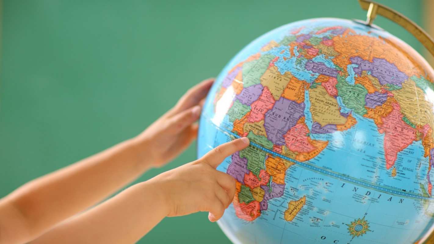 Открытка глобус и ребенок показывает пальцем экватор география  с днем учителя   З Днем вчителя 