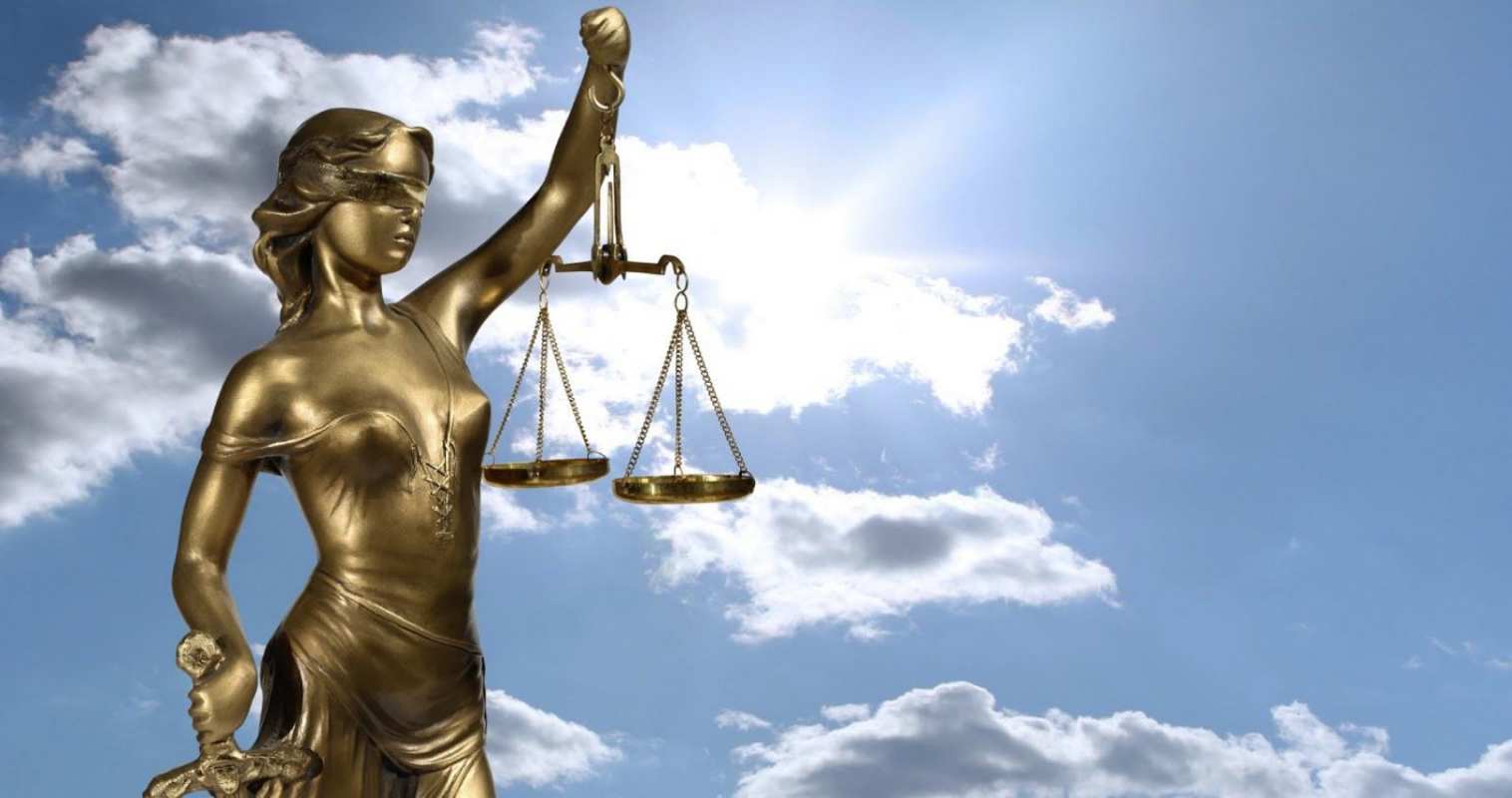 Открытка фемида на фоне неба  с днем юриста  З днем ​​юриста 