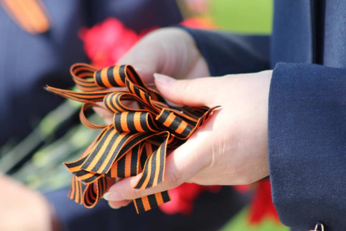 Открытка георгиевская лента в руках  9 мая  З 9 травня 