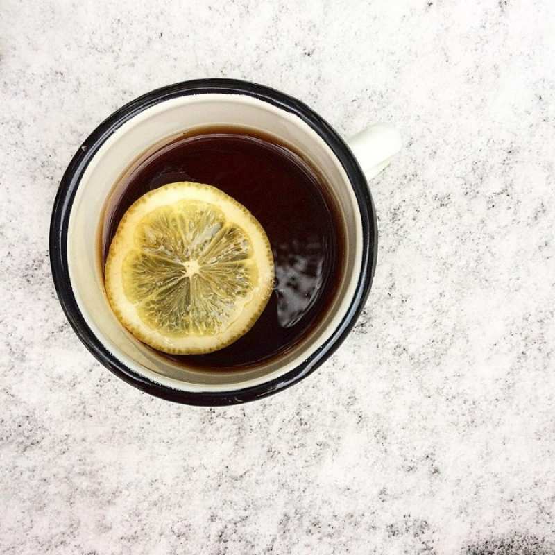 Открытка кружка чая и лимон  на мраморном столе  Одужуй 