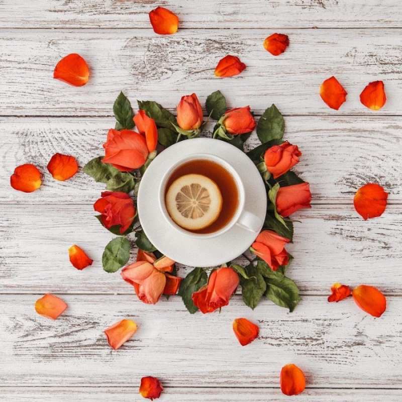 Открытка лепестки роз и чай с лимоном  фон из досок  Одужуй 
