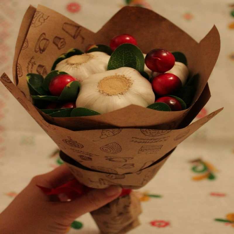 Открытка чеснок и клюква  букет из фитонцидов и витамина c  Одужуй 