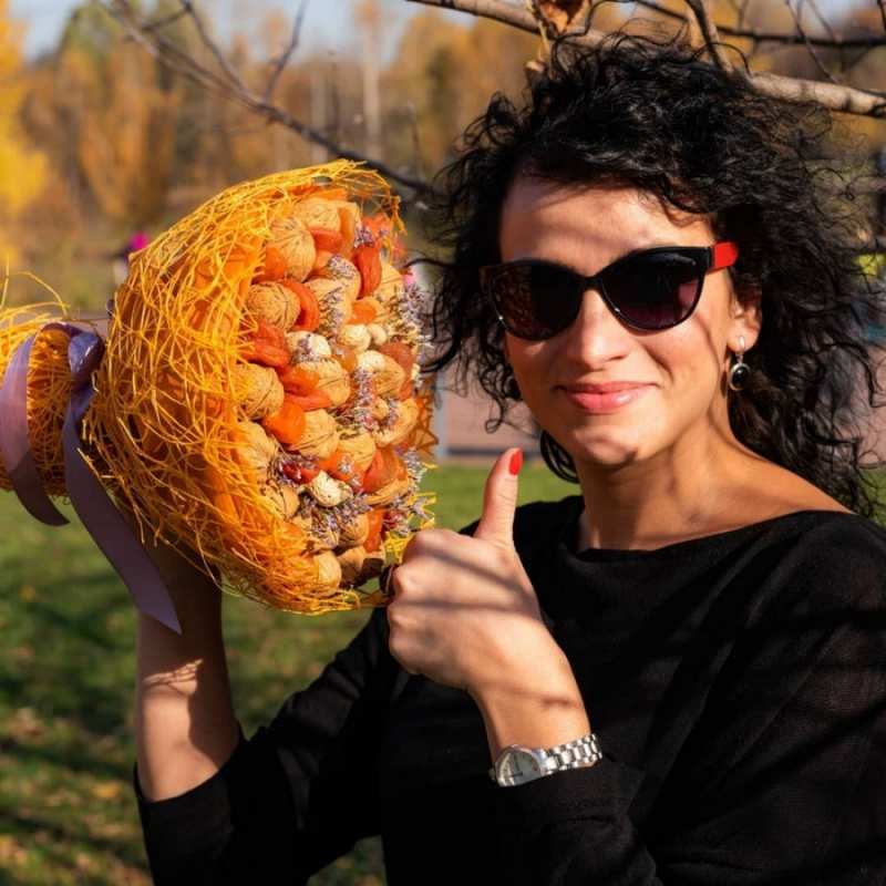 Открытка страшная тетка рекомендуете не болеть  что то там у нее в букете  Одужуй 