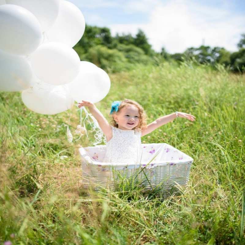 Открытка вообще не понял  девочка сидит в корзине наверное от этого больной должен выздороветь   Одужуй 