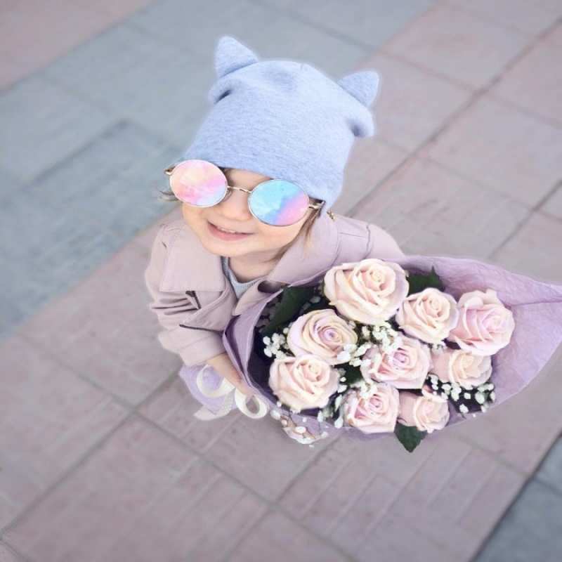 Открытка девочка в очках  букет роз и ребенок  Одужуй 