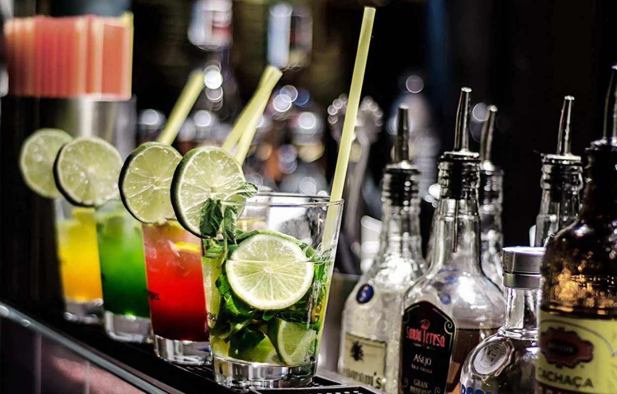 Открытка разные коктейли с лаймом  лайм с днем бармена  З днем ​​бармена 