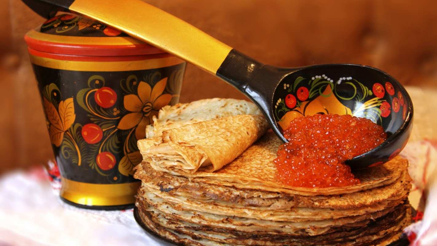 Открытка блины с красной икрой и деревянной посудой  блины  С масленицей 