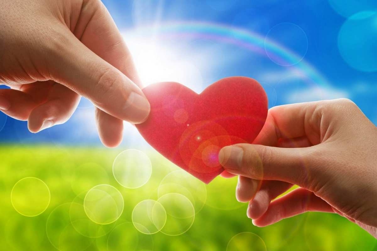 Открытка открытка с сердцем в руках  С днем волонтера  З днем ​​волонтера 