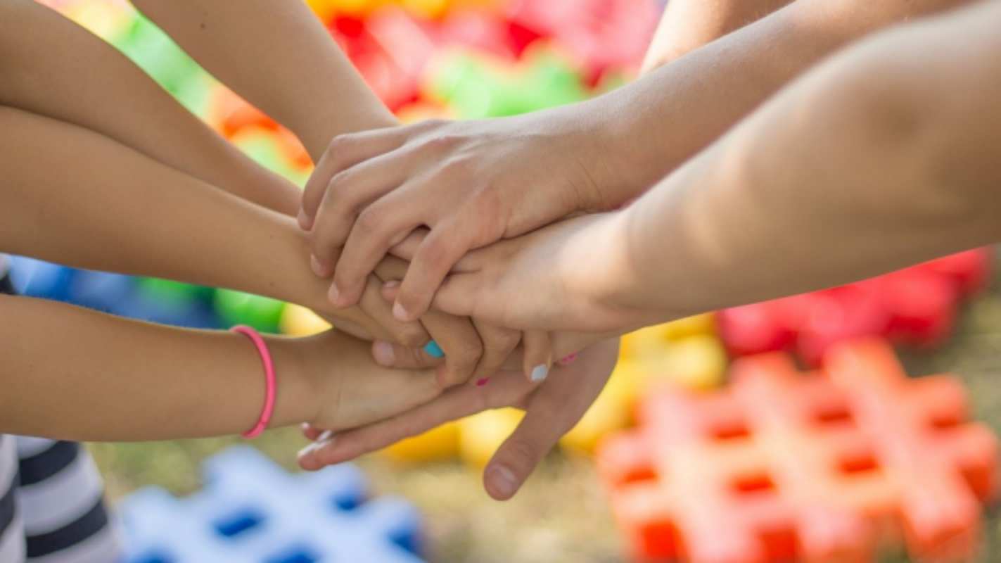 Открытка Верность дружба и семья  руки  С днем семьи 