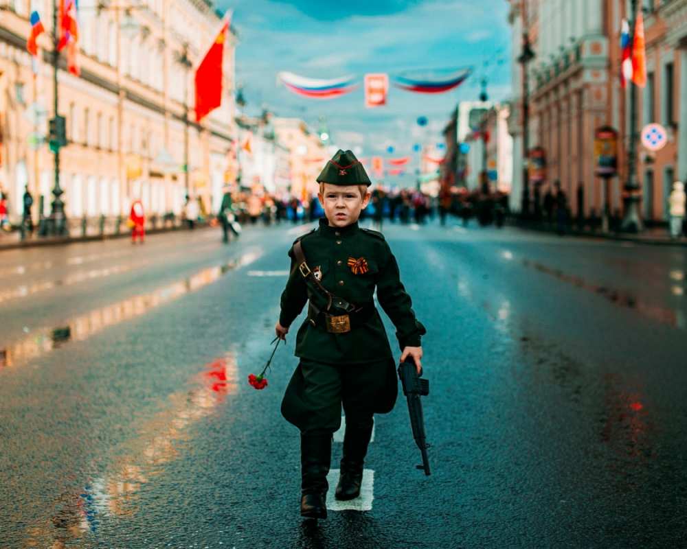 Открытка мальчик на параде в форме  9 мая  З 9 травня 