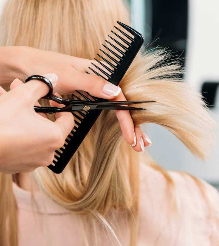 Открытка идет стрижка 1 подстригают человека  1 З днем ​​перукаря 