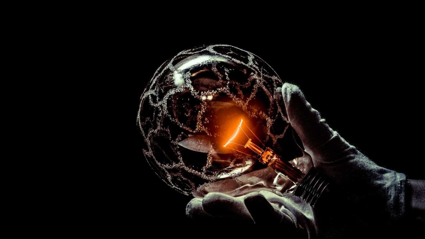 Открытка лампа в руках  лампа  З днем ​​енергетика 