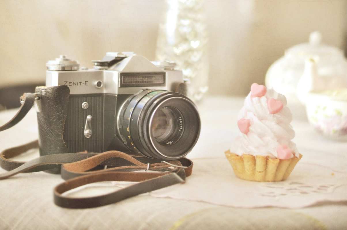 Открытка фотоаппарат и пирожное  с днем фотографа  З днем ​​фотографа 