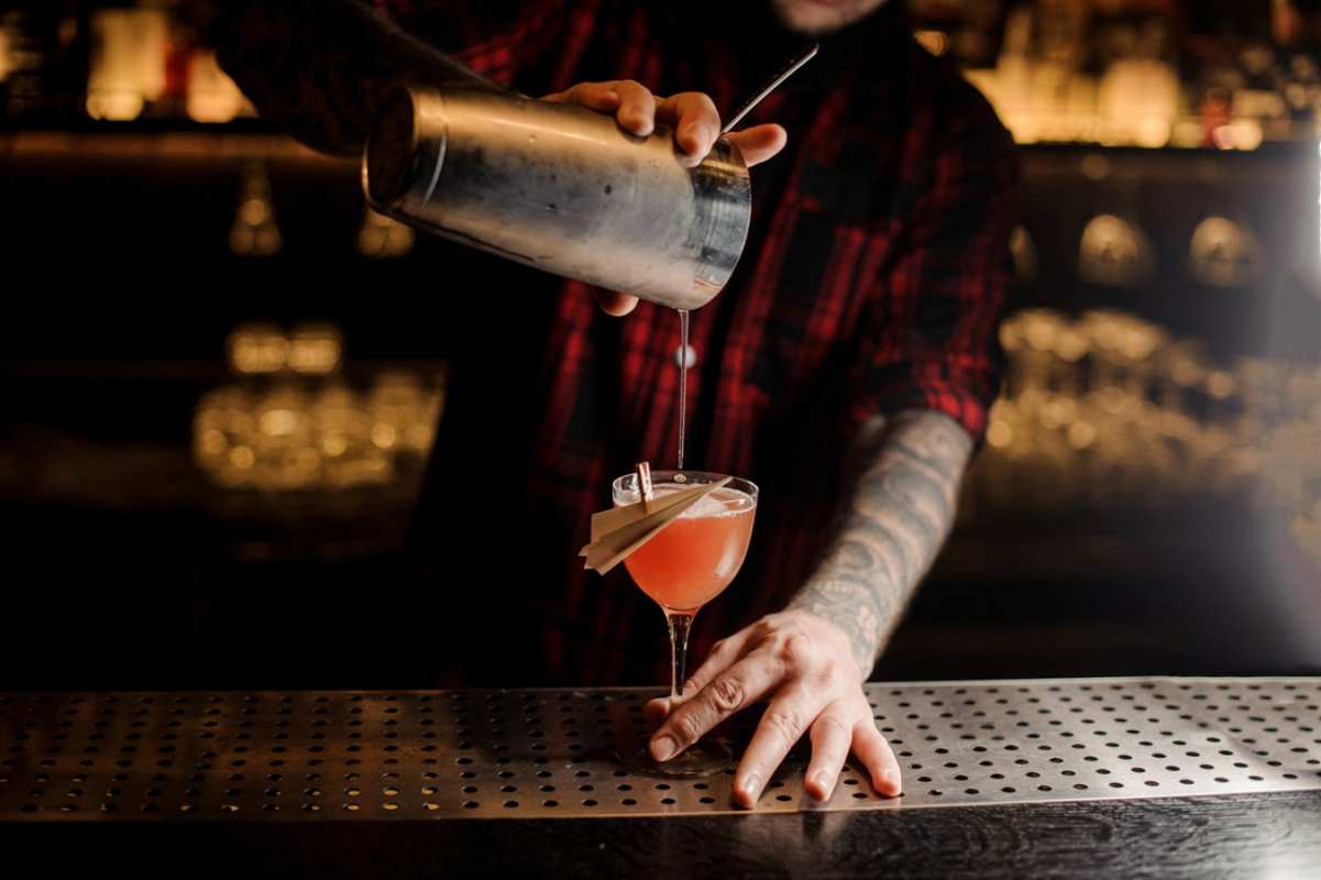 Открытка бармен в татушках  с днем бармена  З днем ​​бармена 