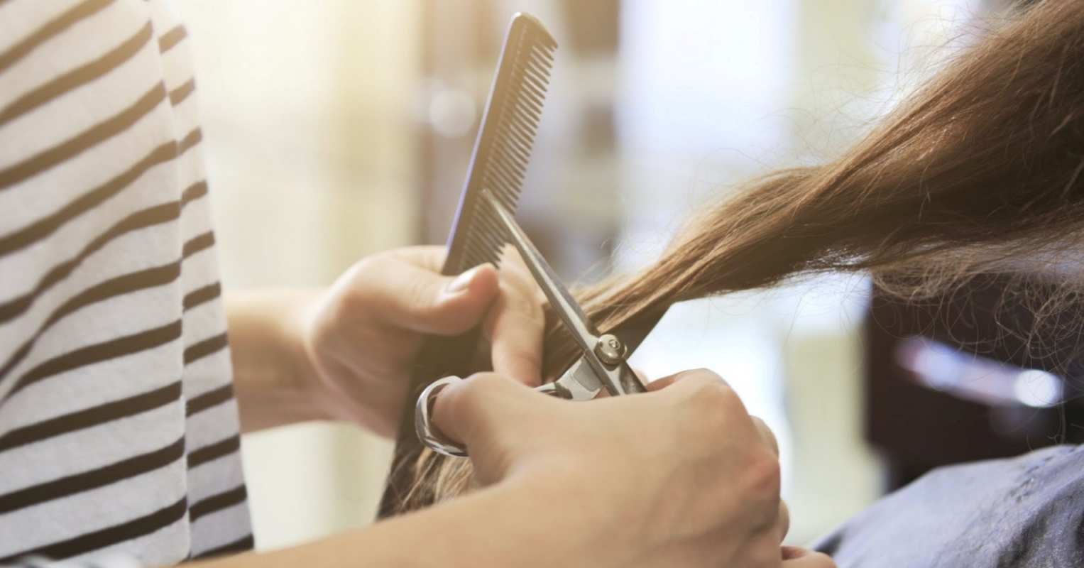 Открытка стригут волосы  с днем парикмахера расческа  З днем ​​перукаря 