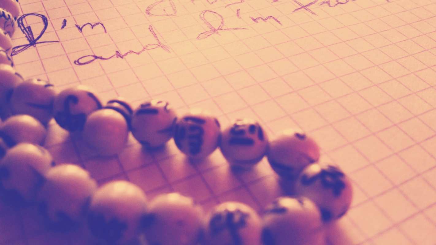 Открытка четки и бумага в клеточку  четки  З курбан айтом 