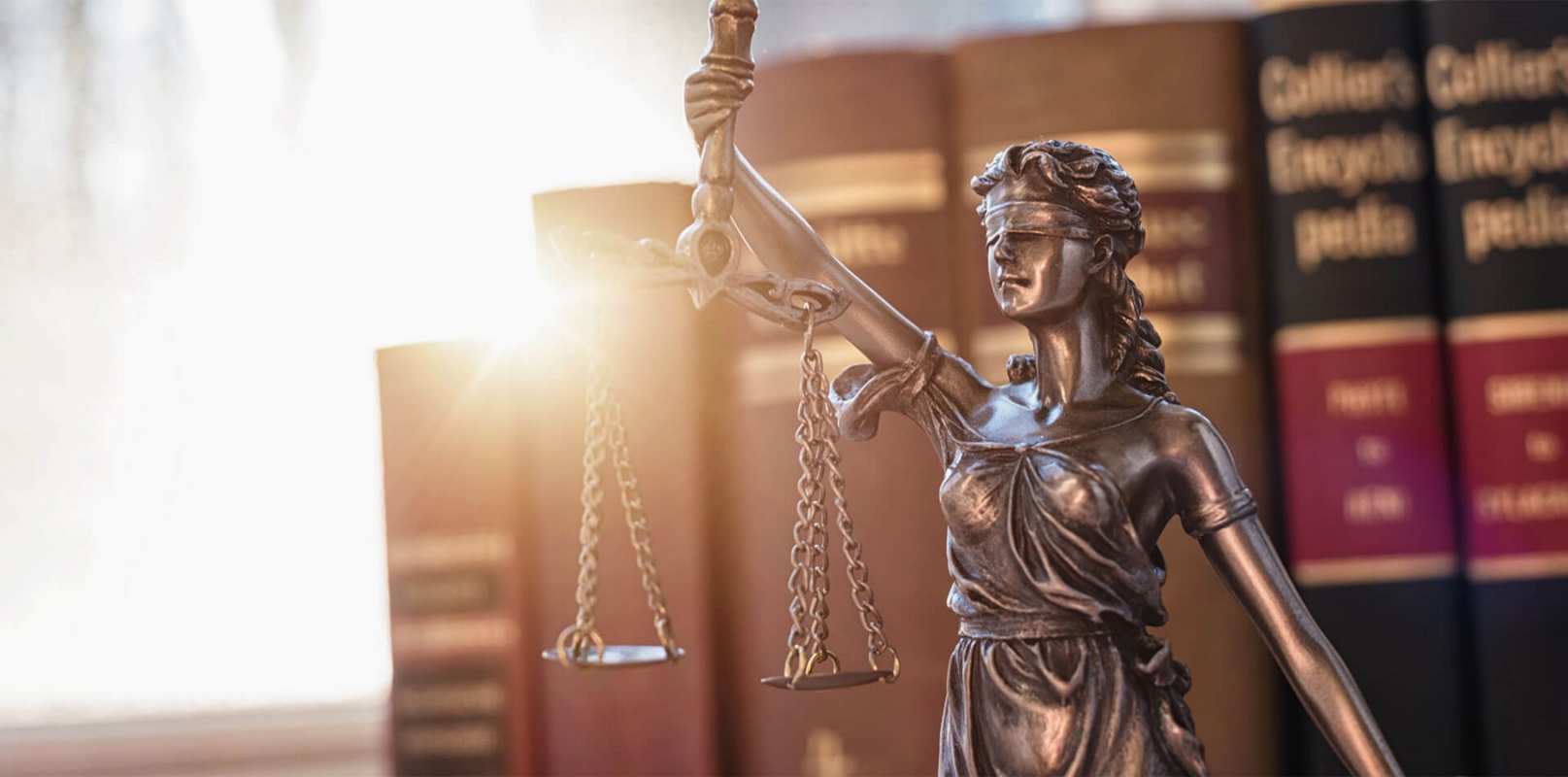 Открытка фемида справочники и солнце  фемида с днем юриста  З днем ​​юриста 