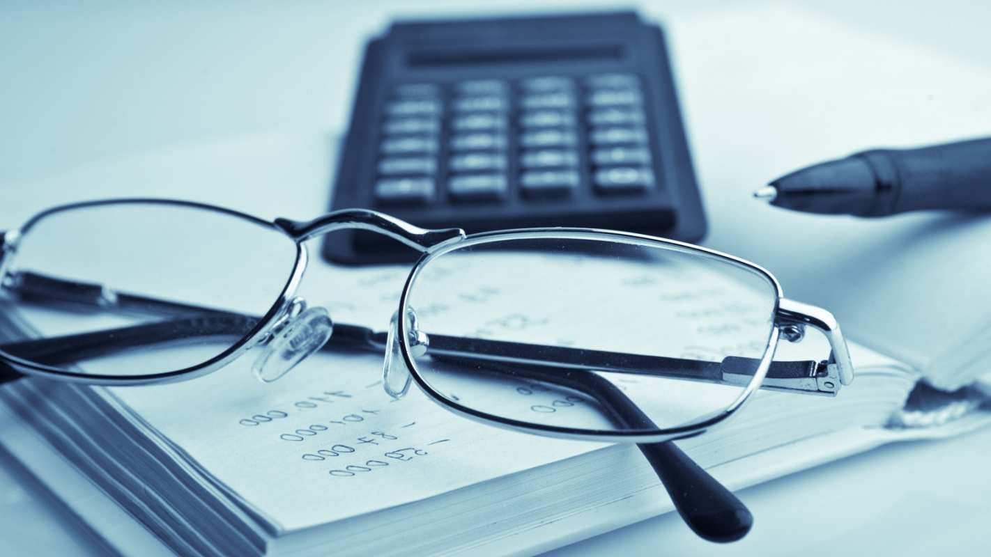 Открытка калькулятор и очки  с днем бухгалтера  З днем ​​бухгалтера 