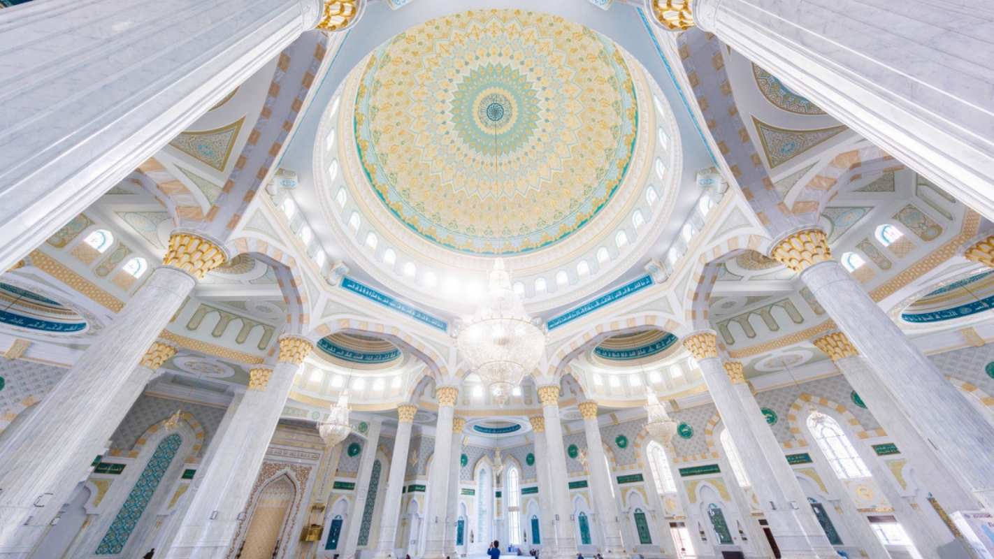 Открытка святящийся купол мечети  мечеть  З курбан айтом 