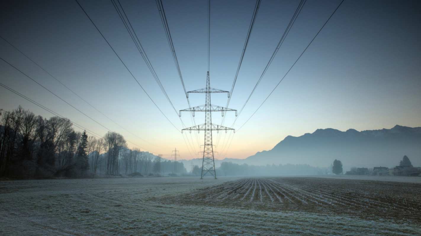 Открытка Линия электропередач на фоне гор и поля   поле ЛЭП  З днем ​​енергетика 