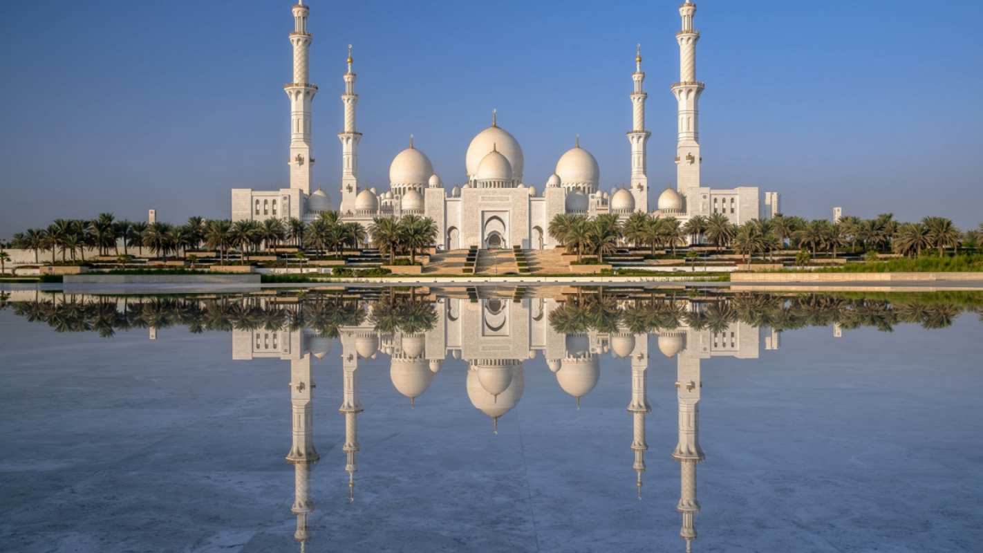 Открытка большая мечеть на фоне озера  мечеть  З курбан айтом 