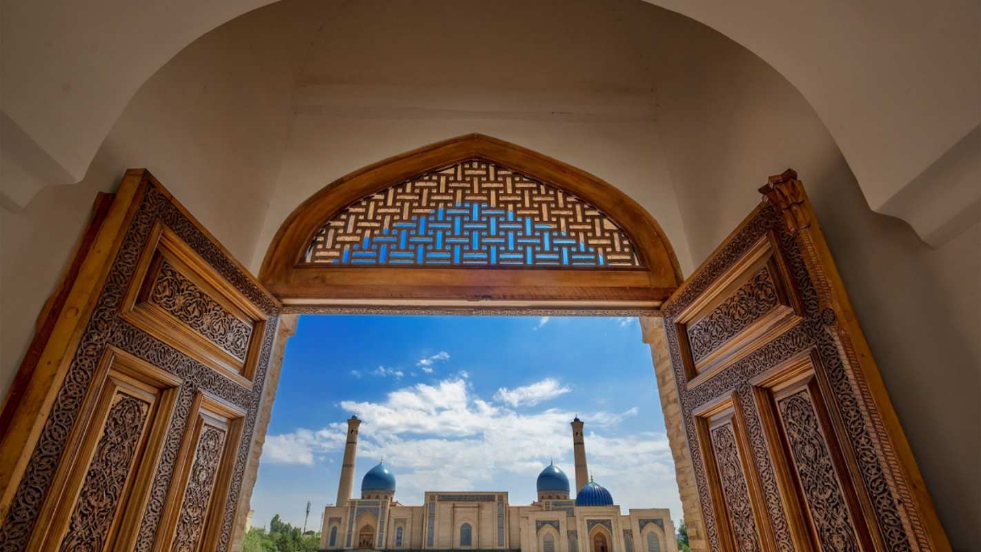 Открытка ворота в мечеть  мечеть  З курбан айтом 