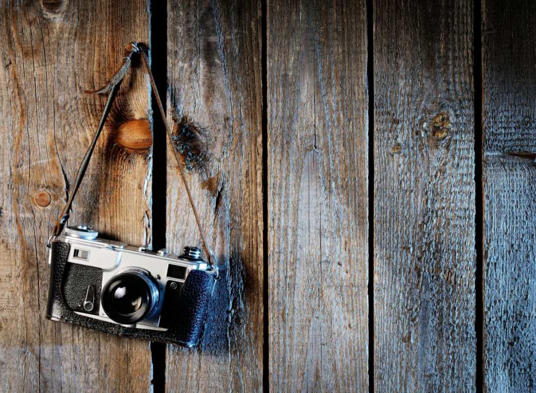 Открытка фотоаппарат висит на ремешке  с днем фотографа  З днем ​​фотографа 