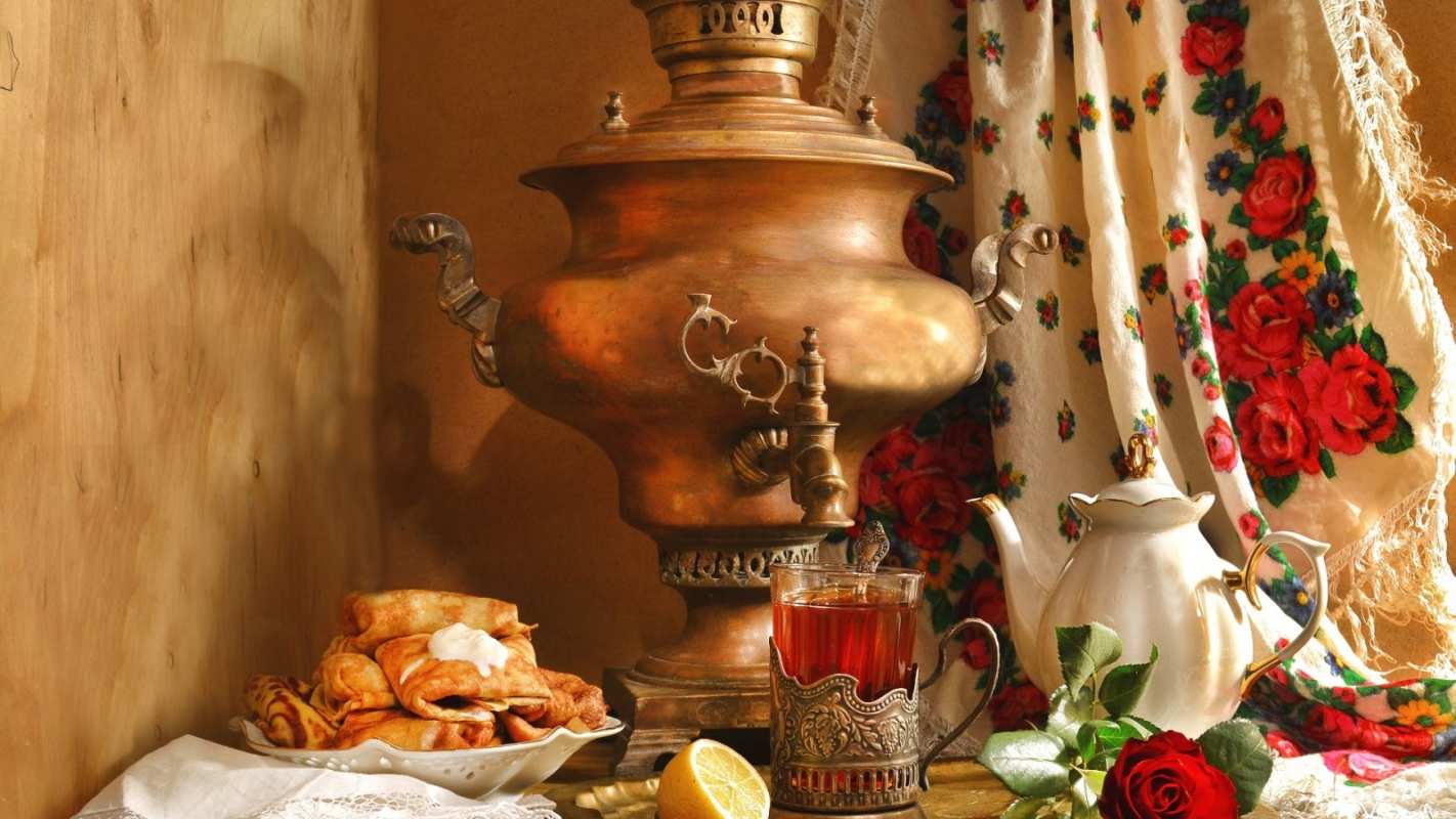 Открытка блины и стол с самоваром  масленица  С масленицей 