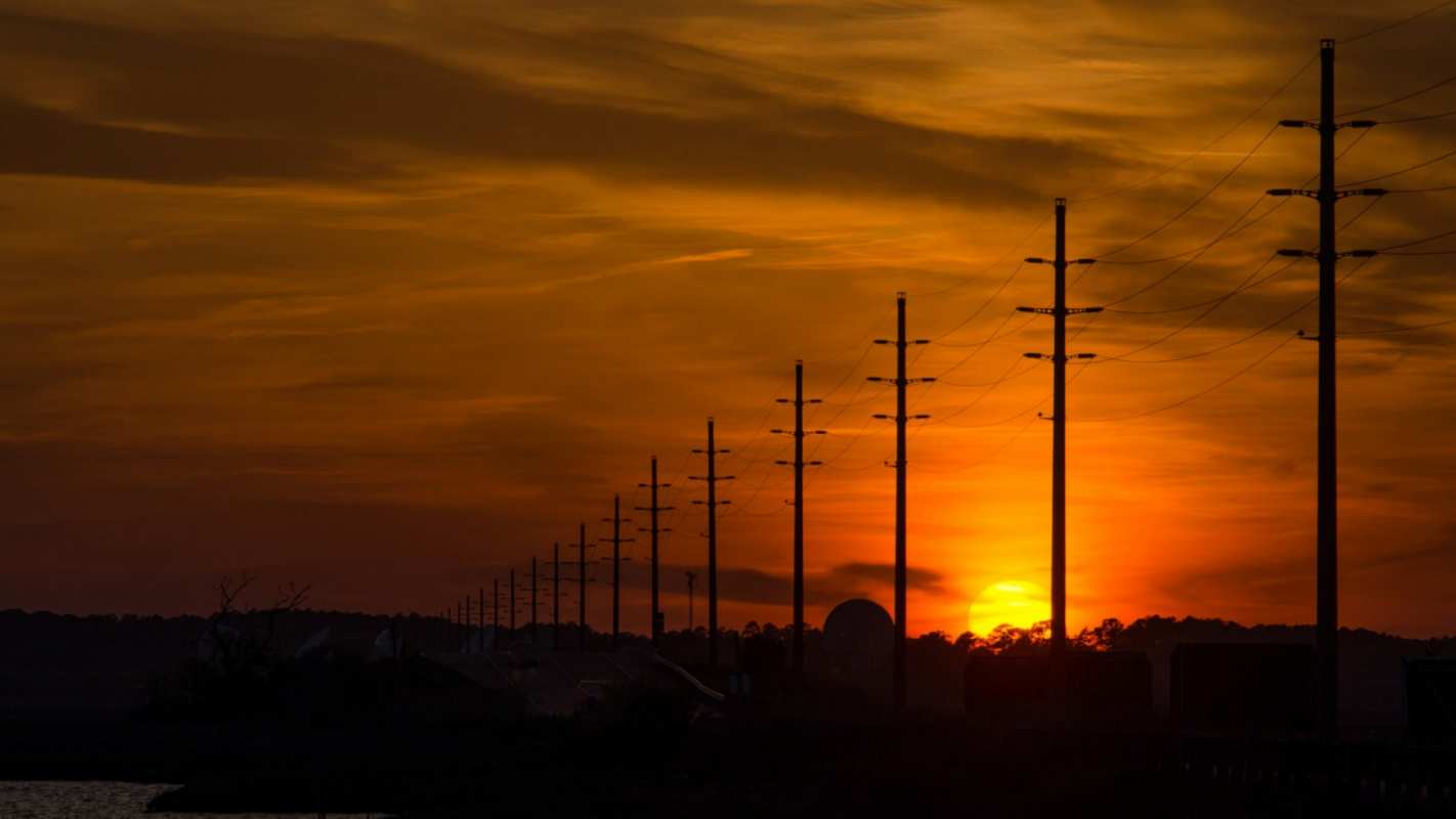 Открытка закат солнца на фоне проводов и столбов  столбы провода закат  З днем ​​енергетика 