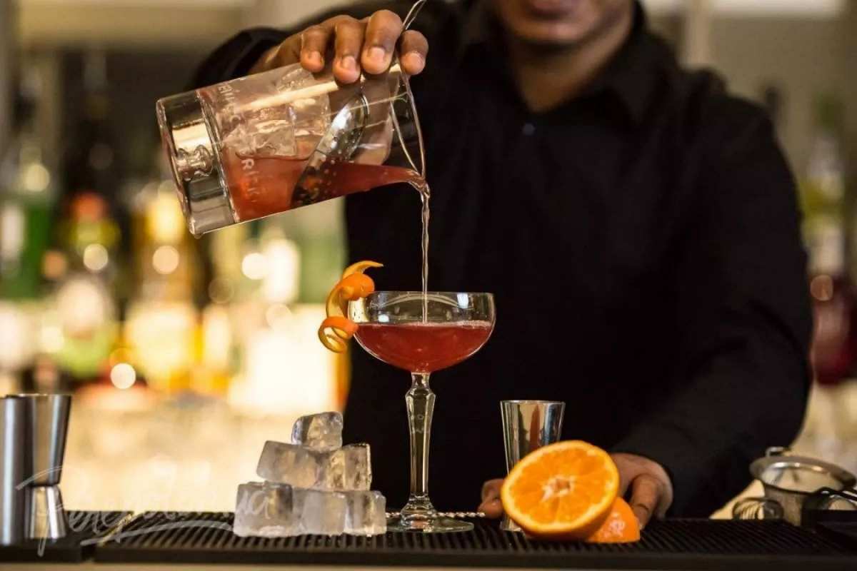 Открытка коктейль с апельсином  с днем бармена  З днем ​​бармена 