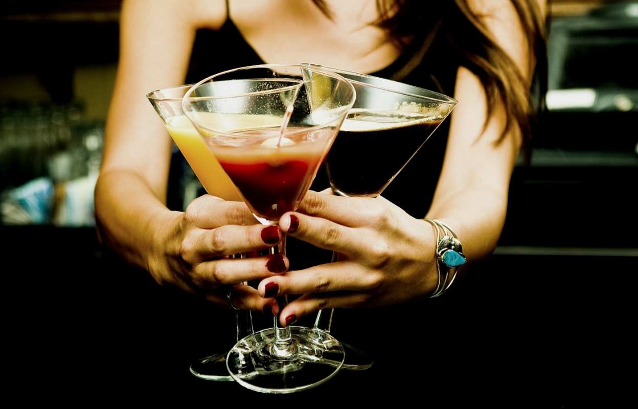 Открытка девушка держит три коктейля  с днем бармена  З днем ​​бармена 