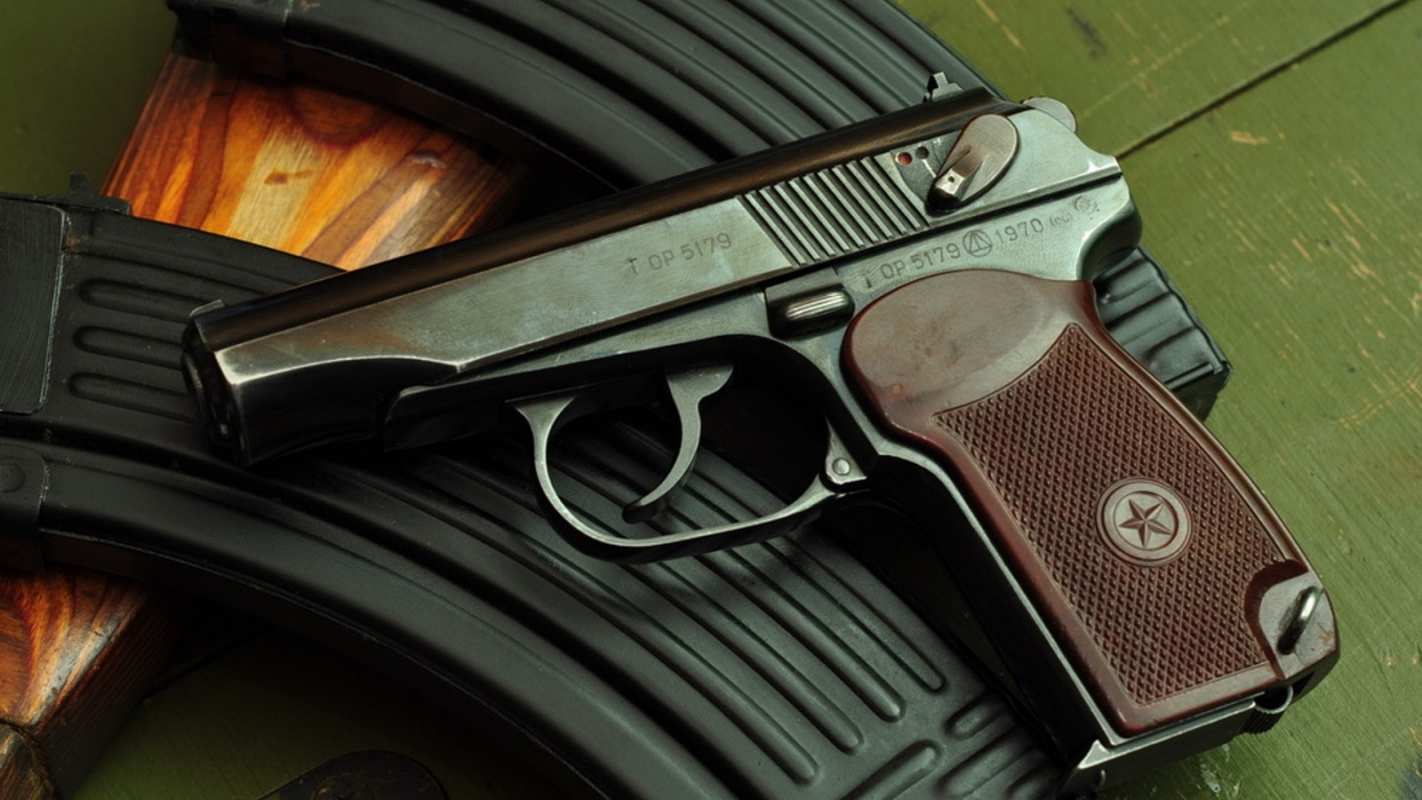 Открытка армейский пистолет и рожки от АК  оружие  З днем ​​поліції 