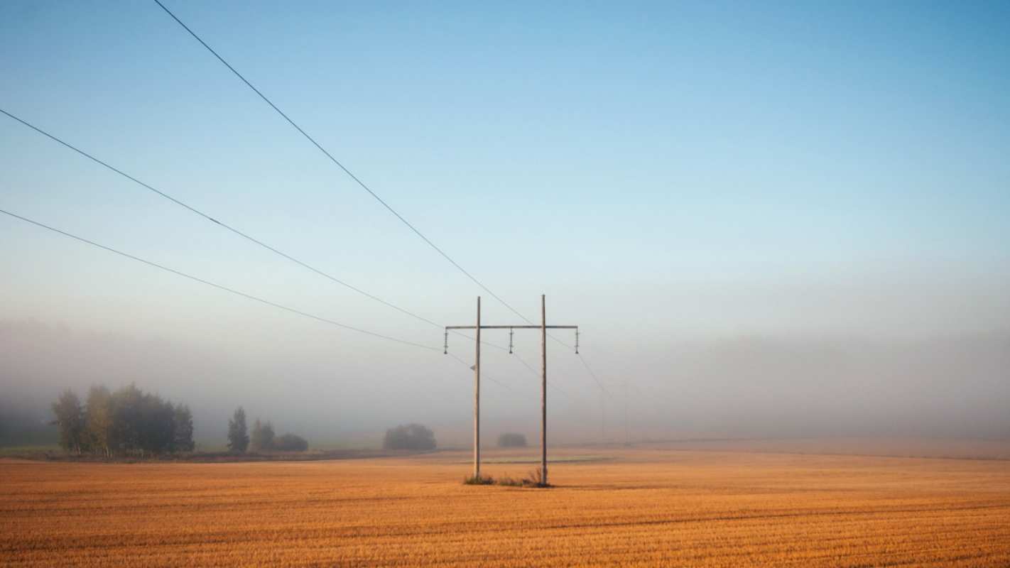 Открытка ЛЭП в поле на фоне тумана  ЛЭП столбы  З днем ​​енергетика 
