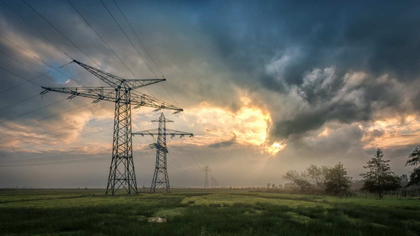 Открытка энергетика ЛЭП на фоне облаков  облака столбы линия  З днем ​​енергетика 