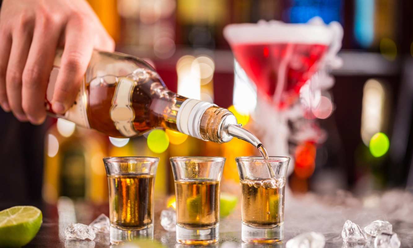 Открытка виски со льдом  виски  З днем ​​бармена 