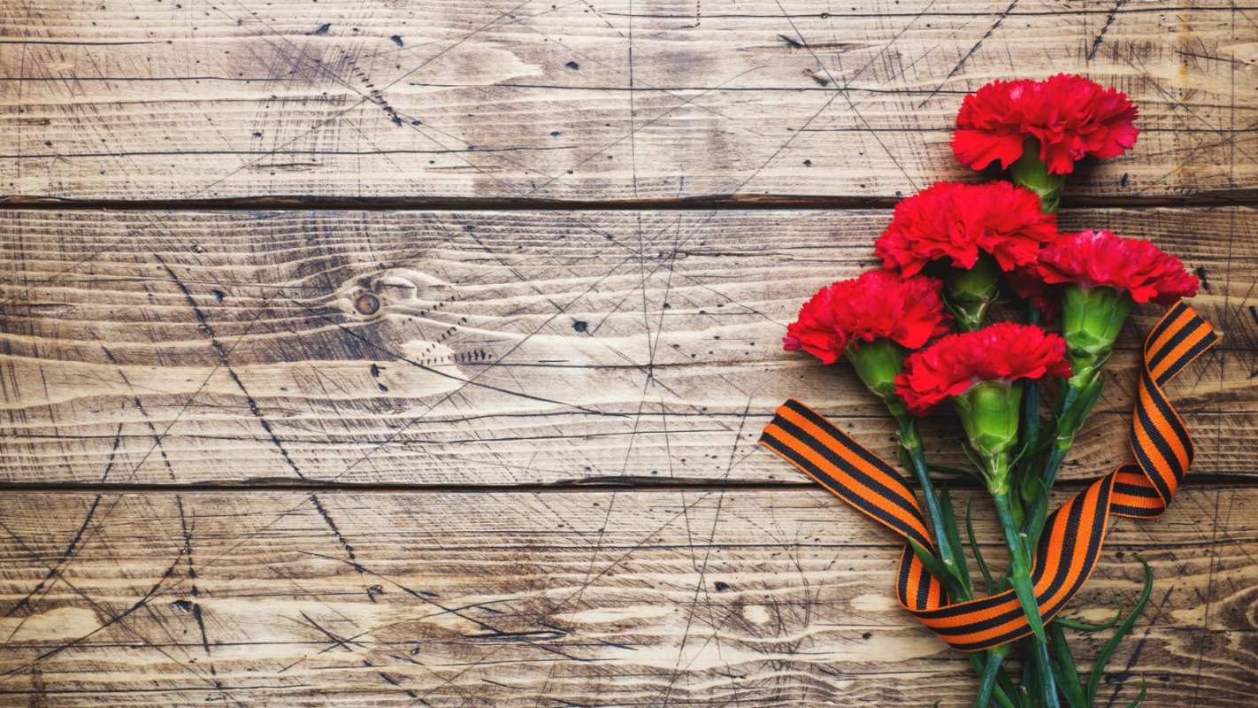 Открытка красные гвоздики на столе  9 мая  З 9 травня 