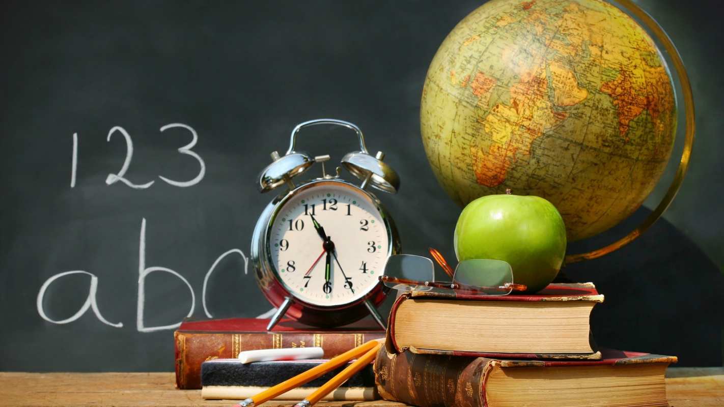 Открытка школьная доска и книги  с днем учителя   З Днем вчителя 