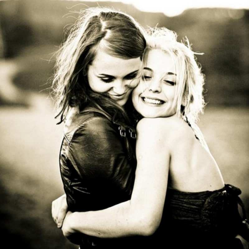 Открытка для подруги  девочки обнимаются  Хочу обійняти тебе 