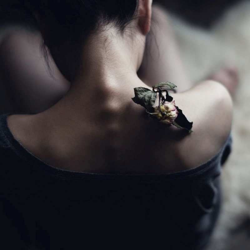 Открытка девушка  засох цветок  Сумую за тобою 